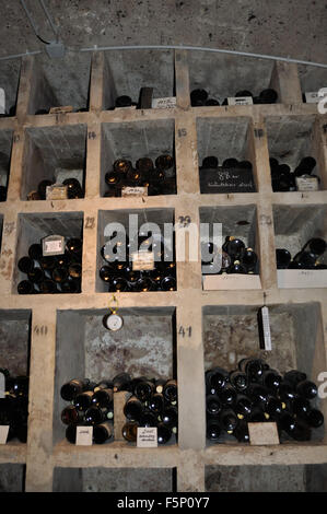 Bottiglie di vino immagazzinato nelle cantine di un tedesco di cantina. Foto Stock