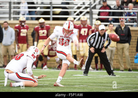 Sabato, 7 Novembre 2015: North Carolina State Wolfpack luogo kicker Kyle Bambard (92) Butta un obiettivo del campo durante il NCAA division 1 partita di calcio tra la Virginia North Carolina State Wolfpack e il Boston College Eagles tenutosi a Alumni Stadium di Chestnut Hill, Massachusetts. Stato NC sconfigge il Boston College 24-8. Eric Canha/CSM Foto Stock