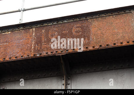 Rusty, decadendo headroom segno sul lato di un ponte ferroviario Foto Stock