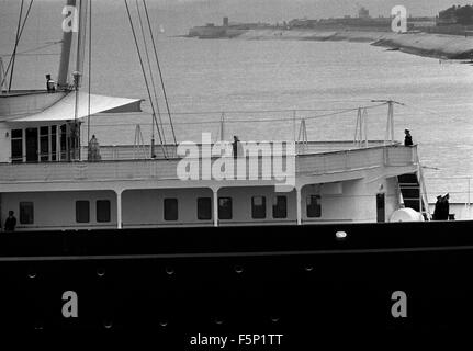 AJAX NEWS FOTO. 1979. PORTSMOUTH, Inghilterra. - ROYAL YACHT - il Royal Yacht Britannia con H.M.QUEEN ELIZABETH II AVVIATO IN PIEDI DA SOLO sul ponte superiore, lascia il porto SUL SUO MODO DI WESTERN ISLES. foto:JONATHAN EASTLAND/AJAX REF:79 28 Foto Stock