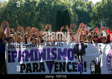 Madrid, Spagna. 07 Nov, 2015. La gente che urlava e rendere le donne il segno con le loro mani durante una manifestazione contro la violenza basata sul sesso . Centinaia di migliaia di partecipare alla manifestazione di Madrid contro la violenza domestica come basate sul genere di crimini aumentato quest'anno. Credito: Marcos del Mazo/Pacific Press/Alamy Live News Foto Stock