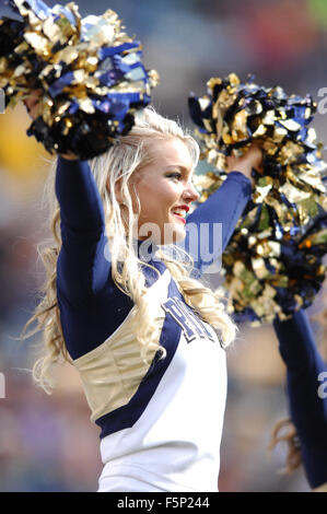 Pittsburgh, PA, Stati Uniti d'America. 7 Nov, 2015. Pitt Cheerleader durante il Notre Dame vs Pitt Panthers gioco all'Heinz Field di Pittsburgh, PA. Jason Pohuski/CSM/Alamy Live News Foto Stock