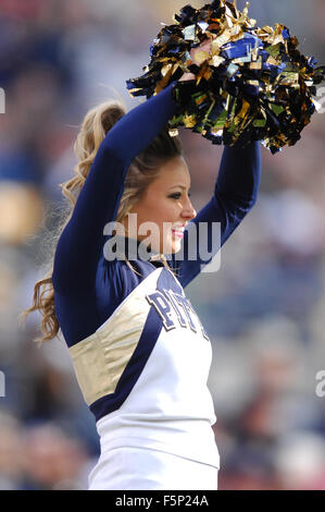 Pittsburgh, PA, Stati Uniti d'America. 7 Nov, 2015. Pitt Cheerleader durante il Notre Dame vs Pitt Panthers gioco all'Heinz Field di Pittsburgh, PA. Jason Pohuski/CSM/Alamy Live News Foto Stock