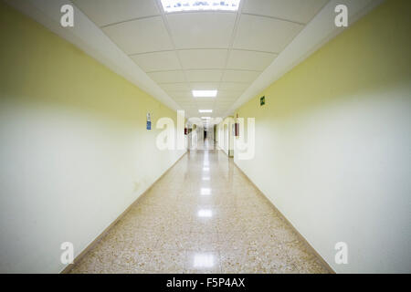 Ospedale bianco corridoio, pulito e igienico di spazio Foto Stock