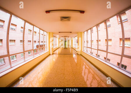 Ospedale bianco corridoio, pulito e igienico di spazio Foto Stock
