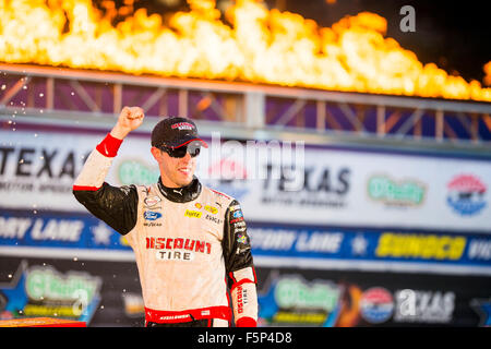 Ft. Vale la pena, TX, Stati Uniti d'America. 7 Nov, 2015. Ft. Vale la pena, TX - 07 Nov 2015: Brad Keselowski (22) festeggia dopo aver vinto l'O'Reilly Auto Parts la sfida nel pneumatico sconto Ford al Texas Motor Speedway in Ft. Vale la pena, TX. Credito: csm/Alamy Live News Foto Stock