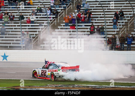 Ft. Vale la pena, TX, Stati Uniti d'America. 7 Nov, 2015. Ft. Vale la pena, TX - 07 Nov 2015: Brad Keselowski (22) festeggia dopo aver vinto l'O'Reilly Auto Parts la sfida nel pneumatico sconto Ford al Texas Motor Speedway in Ft. Vale la pena, TX. Credito: csm/Alamy Live News Foto Stock