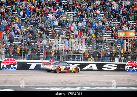 Ft. Vale la pena, TX, Stati Uniti d'America. 7 Nov, 2015. Ft. Vale la pena, TX - 07 Nov 2015: Brad Keselowski (22) festeggia dopo aver vinto l'O'Reilly Auto Parts la sfida nel pneumatico sconto Ford al Texas Motor Speedway in Ft. Vale la pena, TX. Credito: csm/Alamy Live News Foto Stock