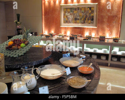 La prima colazione a buffet presso il St. Regis Hotel, Pechino CN Foto Stock