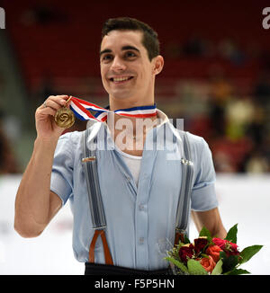 Pechino, Cina. 7 Nov, 2015. Medaglia d'oro Javier Fernandez di Spagna pone durante la cerimonia di premiazione dell'uomo categoria al 2015 Audi Cup ISU Grand Prix di Pattinaggio di Figura a Pechino Capitale della Cina, su nov. 7, 2015. Credito: Guo Yong/Xinhua/Alamy Live News Foto Stock