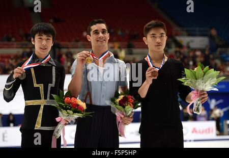 Pechino, Cina. 7 Nov, 2015. Medaglia d'oro Javier Fernandez (C) della Spagna, medaglia d'argento Jin Boyang (L) della Cina e medaglia di bronzo Yan Han della Cina pone durante la cerimonia di premiazione dell'uomo categoria al 2015 Audi Cup ISU Grand Prix di Pattinaggio di Figura a Pechino Capitale della Cina, su nov. 7, 2015. Credito: Guo Yong/Xinhua/Alamy Live News Foto Stock