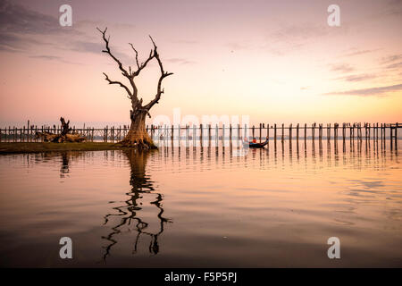 U Bein ponte di Mandalay, Myanmar. Foto Stock