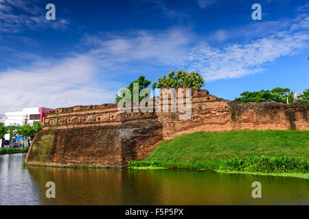 Chiang Mai, Thailandia vecchia città antiche mura e il fossato. Foto Stock