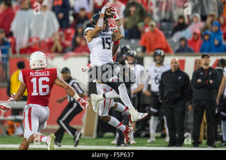 Houston, Texas, Stati Uniti d'America. 7 Nov, 2015. Cincinnati Bearcats wide receiver Chris Moore (15) fa una dichiarazione delle catture durante il terzo trimestre di un NCAA Football gioco tra i Cincinnati Bearcats e l'Università di Houston Cougars a TDECU Stadium di Houston, TX.Trask Smith/CSM/Alamy Live News Foto Stock