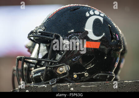 Houston, Texas, Stati Uniti d'America. 7 Nov, 2015. A Cincinnati Bearcats casco si siede sotto la pioggia durante il terzo trimestre di un NCAA Football gioco tra i Cincinnati Bearcats e l'Università di Houston Cougars a TDECU Stadium di Houston, TX.Trask Smith/CSM/Alamy Live News Foto Stock