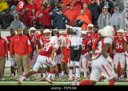 Houston, Texas, Stati Uniti d'America. 7 Nov, 2015. Cincinnati Bearcats wide receiver Mekale McKay (2) costituisce un fermo durante il terzo trimestre di un NCAA Football gioco tra i Cincinnati Bearcats e l'Università di Houston Cougars a TDECU Stadium di Houston, TX.Trask Smith/CSM/Alamy Live News Foto Stock