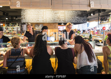 Ramblero cibo da bar cafè al Mercat de la Boqueria, mercato barcellona,cataluña,Spagna Foto Stock