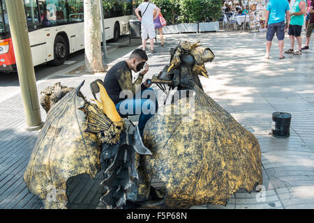Statua umana street intrattenitore mettendo sulla faccia la vernice, lungo La Rambla, La Rambla, street, Barcellona,Catalano, Catalonia,Spagna Foto Stock