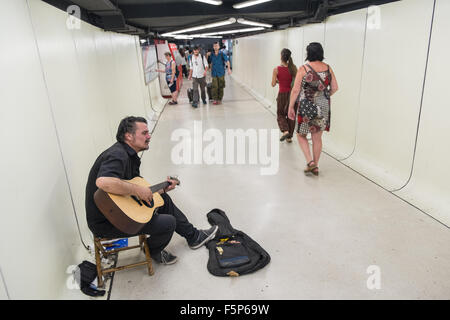 Musicista,chitarrista,cantante musicista di strada busker alla stazione metropolitana. Barcellona,Cataluña,Spagna, Foto Stock