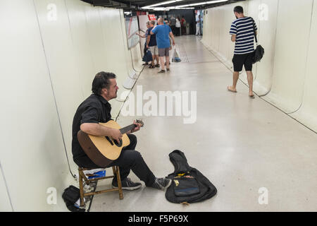 Musicista,chitarrista,cantante musicista di strada busker alla stazione metropolitana. Barcellona,Cataluña,Spagna, Foto Stock