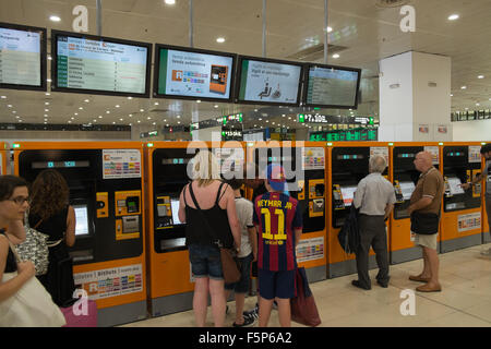 Acquisto di un biglietto del treno da ticket machine al Concourse a Sants ad alta velocità,TGV, stazione ferroviaria,Barcellona,Cataluña,Spagna, Foto Stock