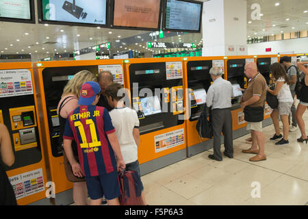 Acquisto di un biglietto del treno da ticket machine al Concourse a Sants ad alta velocità,TGV, stazione ferroviaria,Barcellona,Cataluña,Spagna, Foto Stock