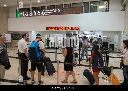 Queing stile aeroporto controlli di sicurezza prima di andare alla piattaforma a Sants ad alta velocità,TGV, stazione ferroviaria,Barcellona,Cataluña. Foto Stock