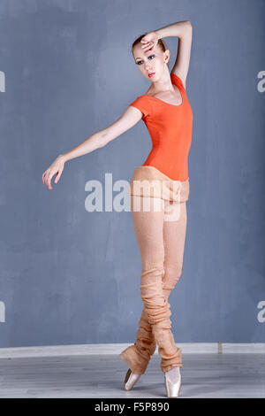 Snello giovane ballerina che ripete la danza. Il concetto di danza classica. Foto Stock