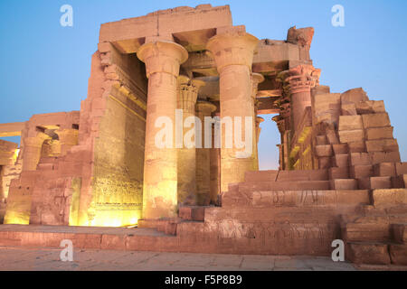 Inizio serata presso il Kom Ombo tempio, Egitto Foto Stock