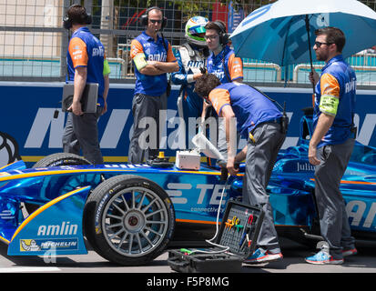 Simona De Silvestro's Andretti Formula e auto è preparato sulla griglia prima dell'inizio del 2015 Formula E ePrix in Putrajaya. Foto Stock