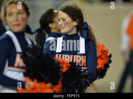 College Station, Texas, Stati Uniti d'America. 07 Nov, 2015. Auburn Tigers Cheerleader mostrano lo spirito della scuola durante il gioco tra il Texas A&M Aggies e la Auburn Tigers a Kyle Campo in College Station, Texas. Auburn vince contro Texas A&M, il 26-10. Patrick Green/CSM/Alamy Live News Foto Stock