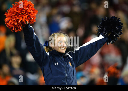 College Station, Texas, Stati Uniti d'America. 07 Nov, 2015. Auburn Tigers Cheerleader si mette in mostra la sua scuola spirito mediante il tifo per il suo compagno di squadra durante il gioco tra il Texas A&M Aggies e la Auburn Tigers a Kyle Campo in College Station, Texas. Auburn vince contro Texas A&M, il 26-10. Patrick Green/CSM/Alamy Live News Foto Stock