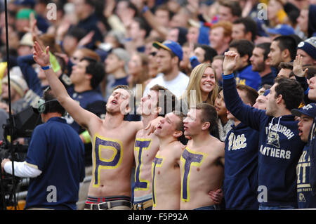 Pittsburgh, PA, Stati Uniti d'America. 7 Nov, 2015. Pitt ventilatori durante le Notre Dame vs Pitt Panthers gioco all'Heinz Field di Pittsburgh, PA. Jason Pohuski/CSM/Alamy Live News Foto Stock