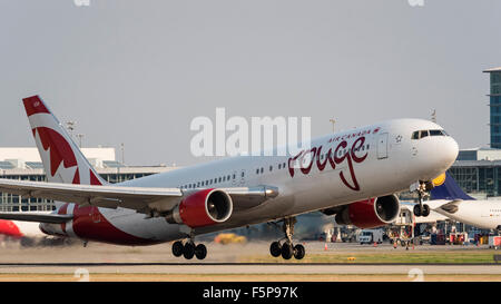 Air Canada Rouge Boeing 767-300ER C-FMWV wide-body jetliner prendere decollare airborne dall'Aeroporto Internazionale di Vancouver in Canada Foto Stock