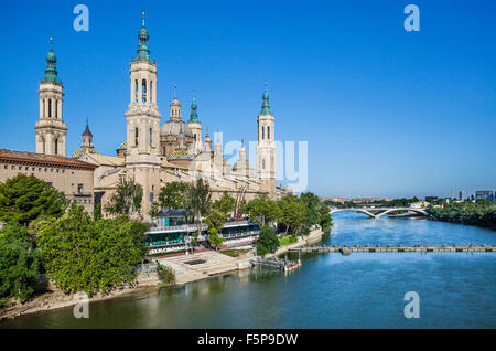 Spagna Aragona, Saragozza, vista di stile barocco Basilica-cattedrale di Madonna del Pilastro e il suo caratteristico quattro torri Foto Stock