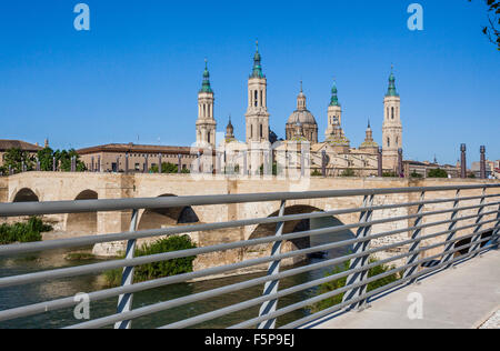 Spagna Aragona, Saragozza, vista di stile barocco Basilica-cattedrale di Madonna del Pilastro e Puente de Piedra Foto Stock