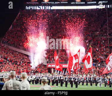 Columbus, Ohio, Stati Uniti d'America. 7 Nov, 2015. Fuochi d'artificio si spengono prima di una stagione regolare il gioco tra la Ohio State Buckeyes e del Minnesota Golden i Gopher in Columbus, Ohio. Brent Clark/CSM/Alamy Live News Foto Stock