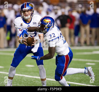 Austin, Texas, Stati Uniti d'America. 07 Nov, 2015. Kansas Jayhawks Quarterback Ryan Willis #13 in azione durante il NCAA Football gioco tra Texas a Darrell K. Royal Memorial Stadium di Austin, TX. Mario Cantu/CSM/Alamy Live News Foto Stock