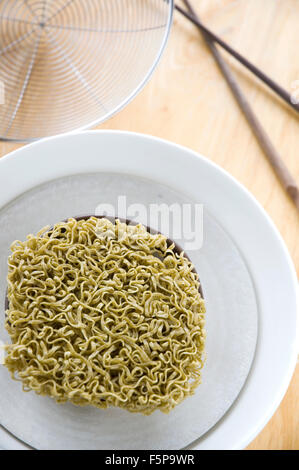 Una sana tagliatelle istante nella ciotola bianco sul tavolo Foto Stock