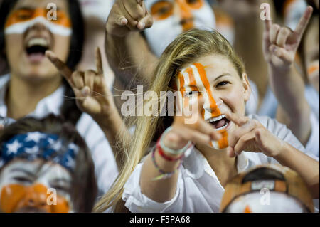 Austin, Texas, Stati Uniti d'America. 07 Nov, 2015. Texas Longhorns ventole in azione durante il NCAA Football gioco tra Kansas a Darrell K. Royal Texas Memorial Stadium di Austin, TX. Mario Cantu/CSM/Alamy Live News Foto Stock