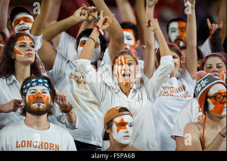 Austin, Texas, Stati Uniti d'America. 07 Nov, 2015. Texas Longhorns ventole in azione durante il NCAA Football gioco tra Kansas a Darrell K. Royal Texas Memorial Stadium di Austin, TX. Mario Cantu/CSM/Alamy Live News Foto Stock