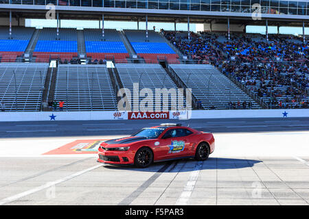 Fort Worth, Texas, Stati Uniti d'America. 7 Nov, 2015. La pace car durante la serie Xfinity O'Reilly Auto Parts sfida al Texas Motor Speedway di Fort Worth, Texas. JP Waldron/Cal Sport Media/Alamy Live News Foto Stock