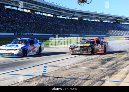 Fort Worth, Texas, Stati Uniti d'America. 7 Nov, 2015. Xfinity driver della serie Brian Scott (2) Battiti Ty Dillon (3) fuori strada pit durante una bandiera gialla di pit stop Serie Xfinity O'Reilly Auto Parts sfida al Texas Motor Speedway di Fort Worth, Texas. JP Waldron/Cal Sport Media/Alamy Live News Foto Stock