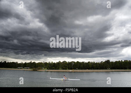 I rematori visto corse sotto una nuvola di tempesta del Sydney International Regatta Centre. Il Sydney International Regatta Centre è stato costruito per il 2000 Olimpiadi di estate. Credito: mjmediabox/Alamy Live News Foto Stock