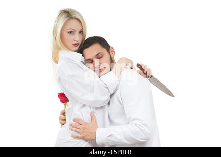 Ragazza con il coltello traditore. l uomo con rosa in mano. Sfondo bianco Foto Stock