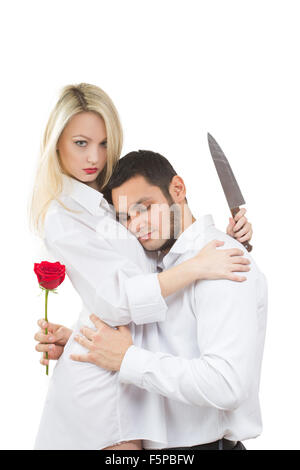 Ragazza con il coltello traditore. l uomo con rosa in mano. Sfondo bianco Foto Stock