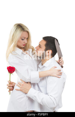 Ragazza con il coltello traditore. l uomo con rosa in mano. Sfondo bianco Foto Stock