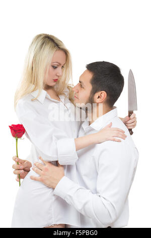 Ragazza con il coltello traditore. l uomo con rosa in mano. Sfondo bianco Foto Stock