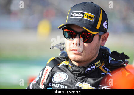 Fort Worth, Texas, Stati Uniti d'America. 7 Nov, 2015. Kyle Larson della Parker Store Chevrolet prima dell' inizio della O'Reilly Auto Parts sfida al Texas Motor Speedway di Fort Worth, Texas. Austin McAfee/CSM/Alamy Live News Foto Stock