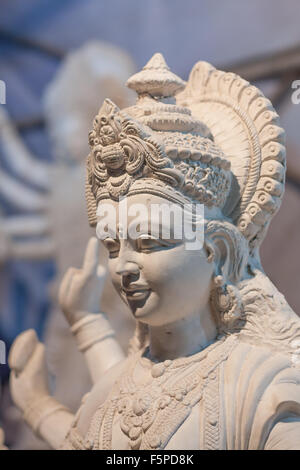 Un idolo durga nel processo decisionale prima di Durga festival Foto Stock